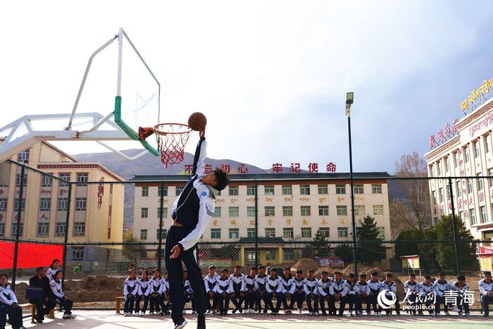 同仁市第一民族中学学生上体育兴趣课。人民网记者 杨启红摄
