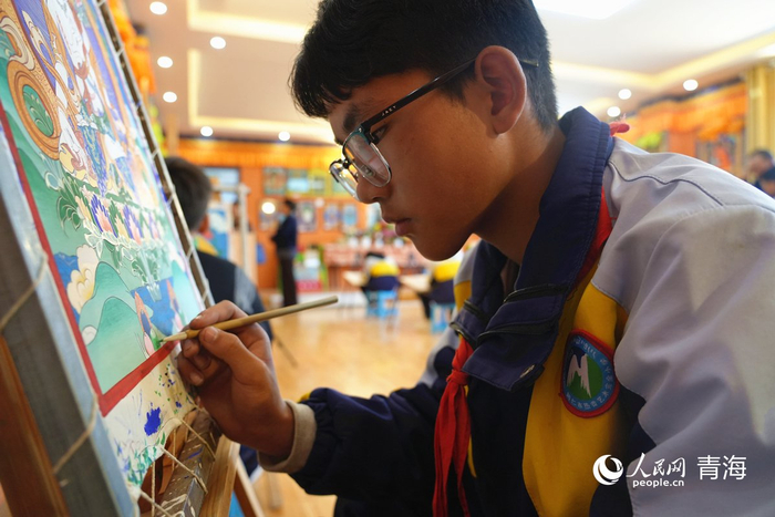 同仁市热贡艺术小学六年级学生画唐卡。人民网记者 杨启红摄