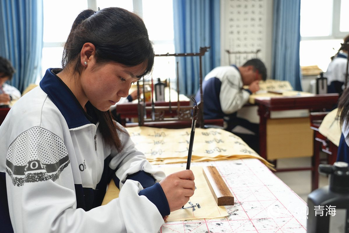 同仁市第一民族中学学生学习书法。人民网记者 杨启红摄