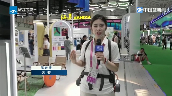 △浙江展区内，杭州太希智能科技的腰部助行设备，引来观众争相体验。