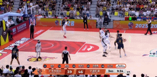 一夫当关！法尔镇守篮下 先后送王少杰和麦考尔遮天大帽