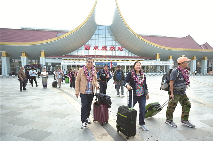 图为来自老挝、泰国的游客走出中老铁路西双版纳站。 资料图片