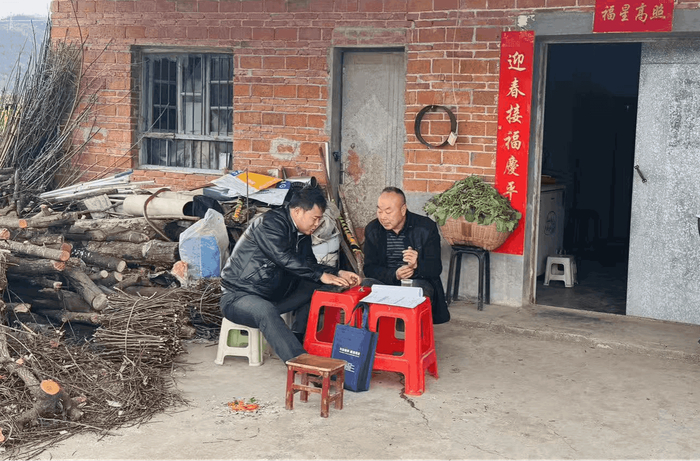 图为西安银行工作人员在为烟农家中进行线上签约授信