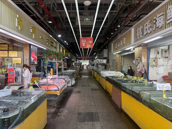 成都农产品中心批发市场海鲜购物广场内有多家售卖三文鱼的商家