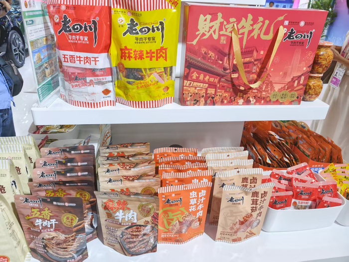 ▲现场展示的非遗木梳产品和重庆美食。记者 杨骏 摄