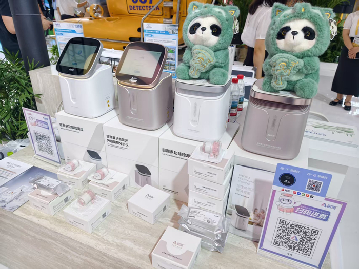 ▲现场展示的自测多功能检测仪等产品。记者 杨骏 摄