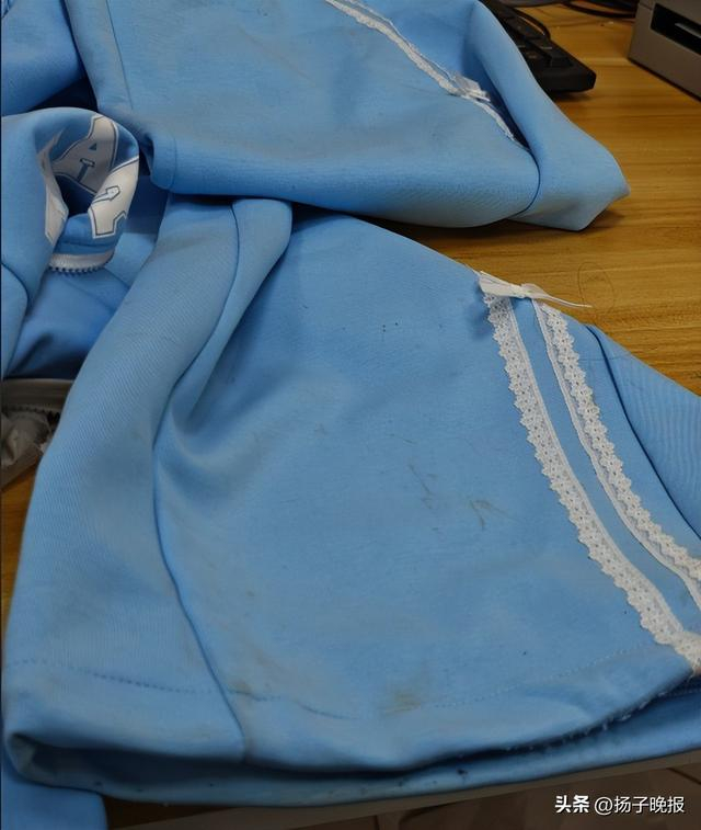 ▲顾客退回的衣服 受访者供图