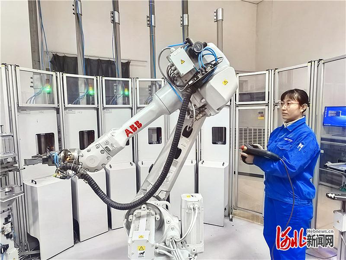 近日，河钢集团石钢公司化学分析中心员工调试快分机器人。 高益芳摄