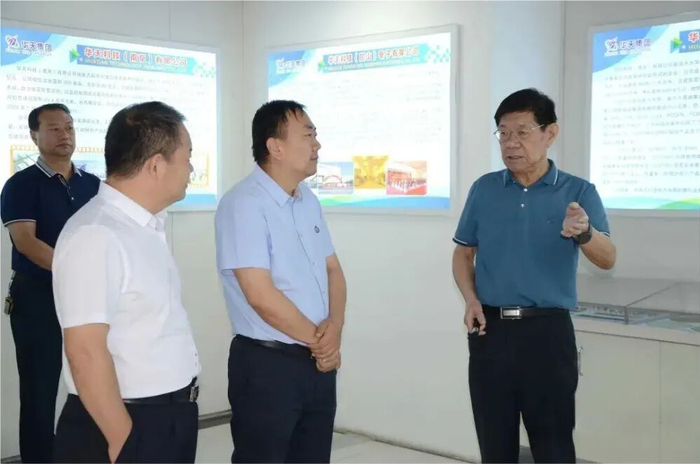 ●肖胜利（右一）。图片来源：新甘南客户端