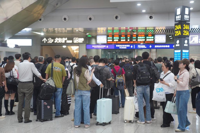 ▲重庆北站旅客有序候车。受访单位供图