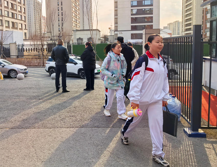 晨光中，吉林省第二实验朝阳学校学生从容迈进学校大门。（受访者供图）