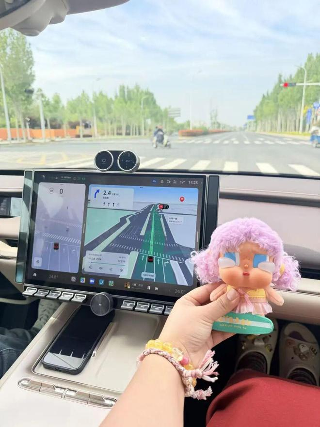 ▲桃子带着孩子们开着小米SU7出来野餐。图 / 受访者供图