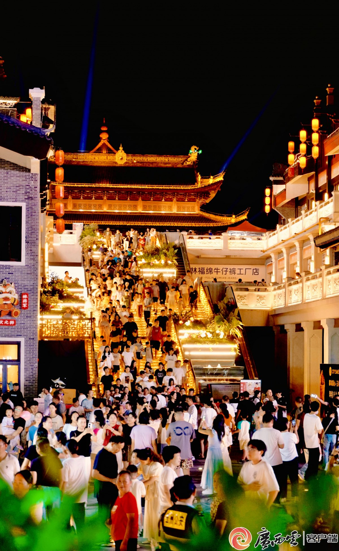 万花楼文旅综合城成为众多游客打卡地。玉林市融媒体中心记者 陈旭庆 摄