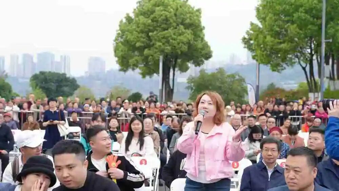 图为观众在“木洞山歌起坨坨”——“麻雀艺评”基层文艺评论活动现场积极发言。（重庆市文联供图）