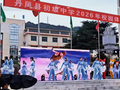 中学生演出服遭集体退货，家长称活动取消，店家曝现场视频，校方回应：属于家长自发行为
