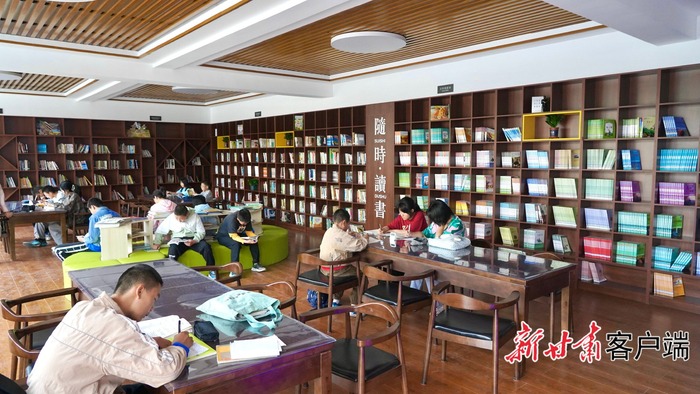 静宁县24小时书屋人气旺。（新甘肃·甘肃日报通讯员司磊摄）