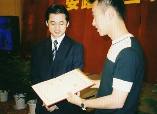 1999年， 安踏签约乒乓球世界冠军孔令辉，以“我选择，我喜欢”作为广告语