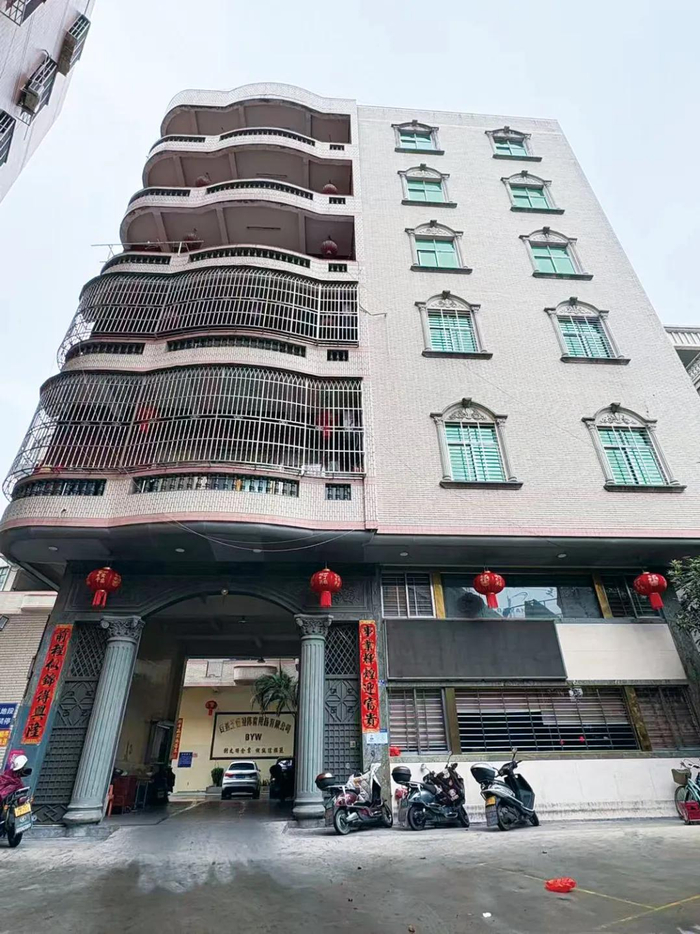 厂宅合一的建筑物/盐财经施晶晶 摄