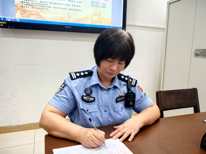 图为朱烁在工作中