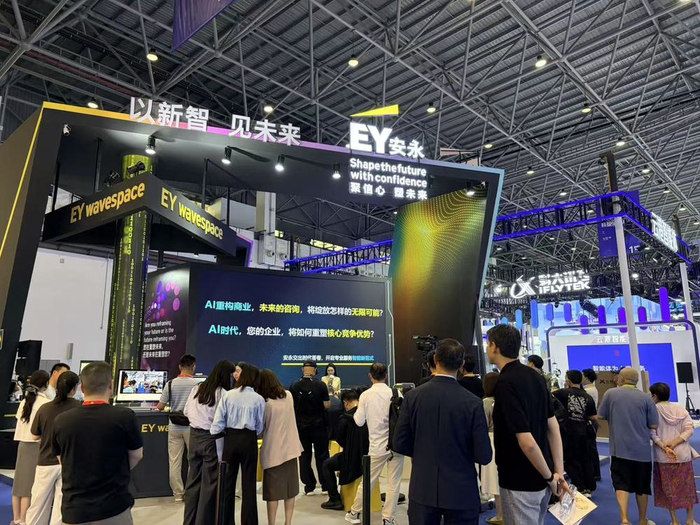 参展企业在展台发布案例成果(记者焦浩 摄)
