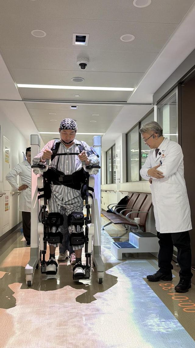 在程黎明教授团队支持下，患者叶文受伤后第一次实现行走。受访者供图
