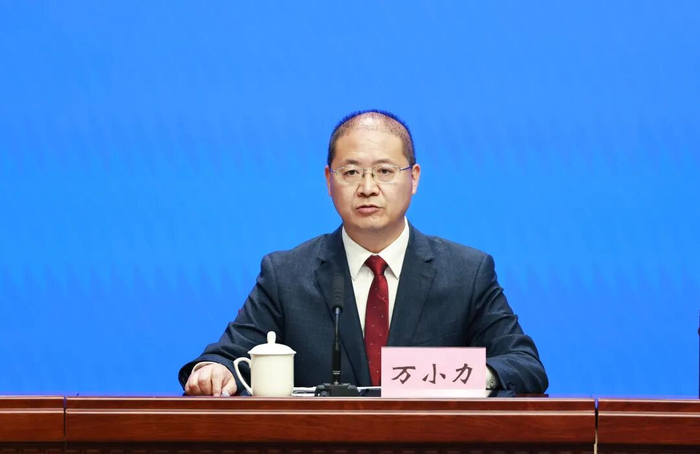 璧山区人民政府副区长万小力介绍有关情况。