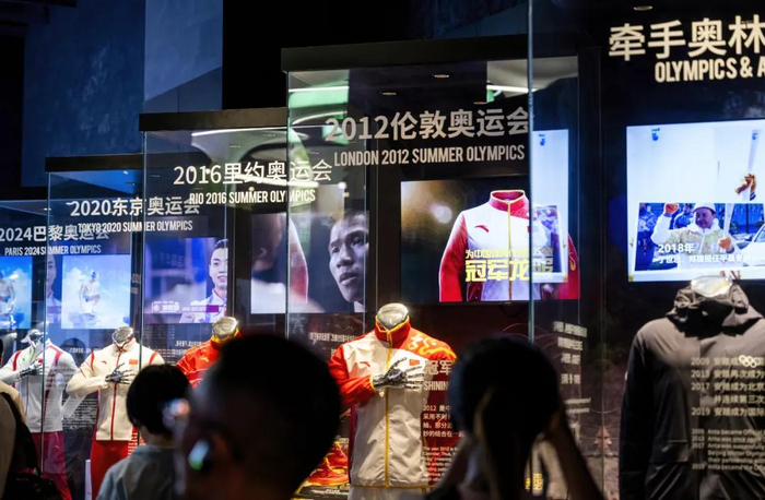 福建晋江，安踏集团设立的博物馆里摆放着安踏集团与奥林匹克运动“牵手”的展柜/图源：新华社