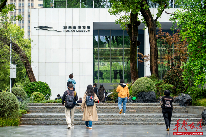 游客经过融合广场进入博物馆。李梓潇摄