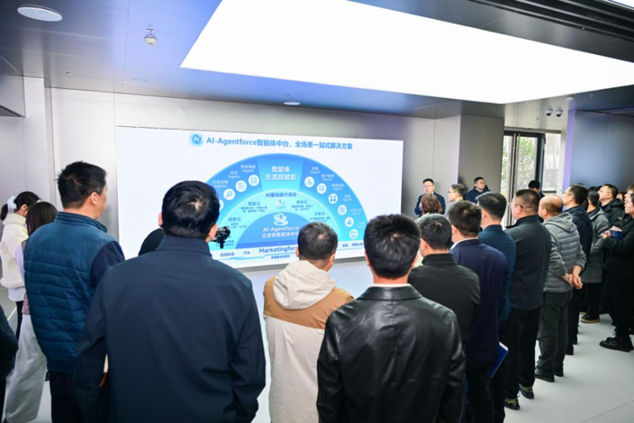 与会嘉宾进行讲解介绍