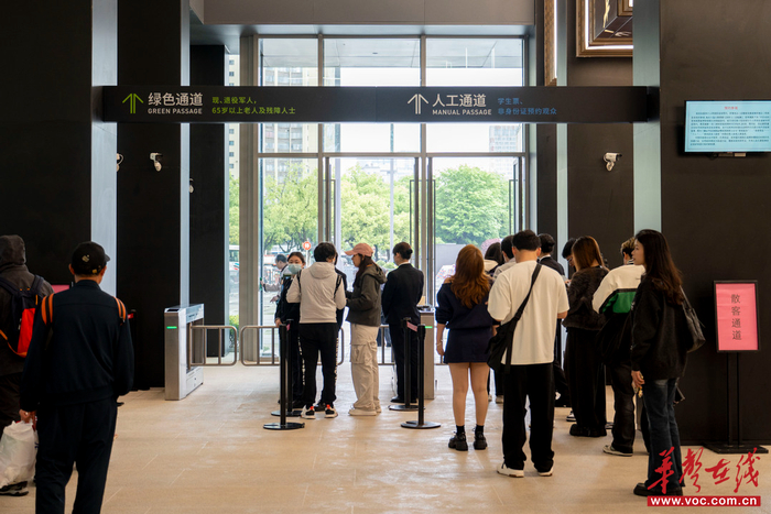 游客在全新的游客服务中心闸机检票。李梓潇摄