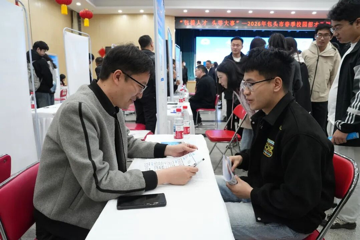 企业与人才现场进行交流沟通。
