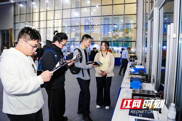 科普活动吸引科创从业者、行业嘉宾及高校师生驻足观摩。