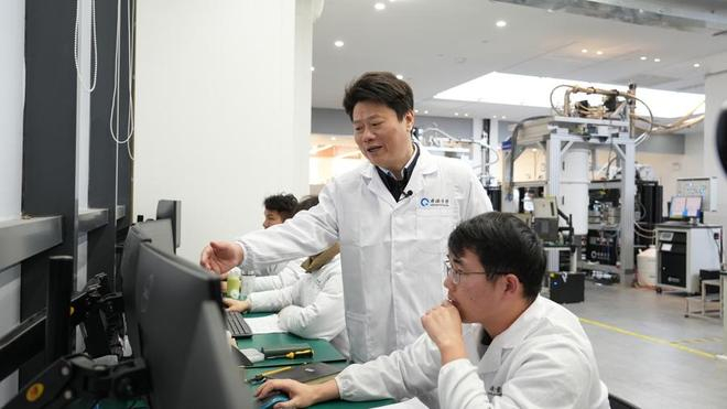 郭国平在量子计算实验室指导科研人员。 孙超摄