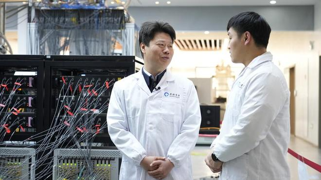 郭国平在量子计算实验室指导科研人员。 孙超摄
