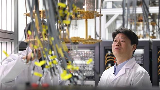 郭国平在量子计算实验室指导科研人员。 孙超摄