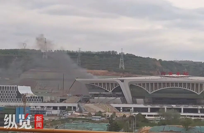 西安东站旁冒出浓烟。来源：网络视频截图