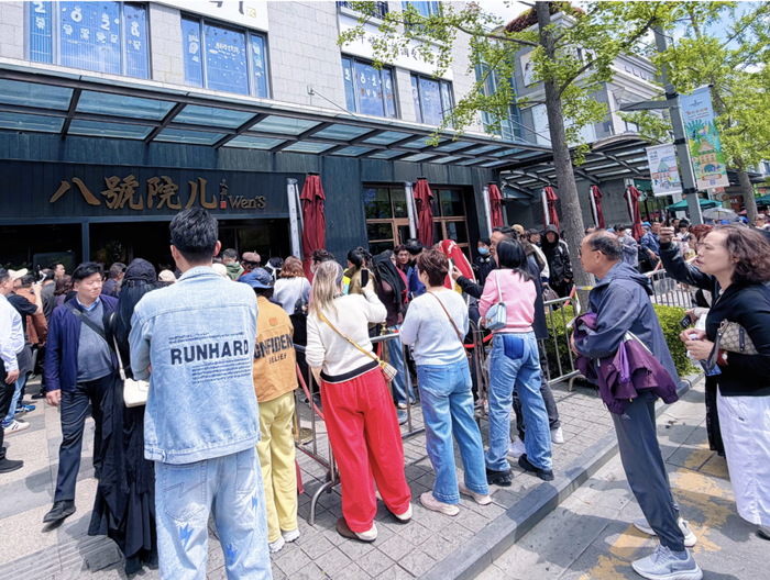 ▲4月15日，面馆前不少人开始排队。新京报贝壳财经记者 俞金旻 摄