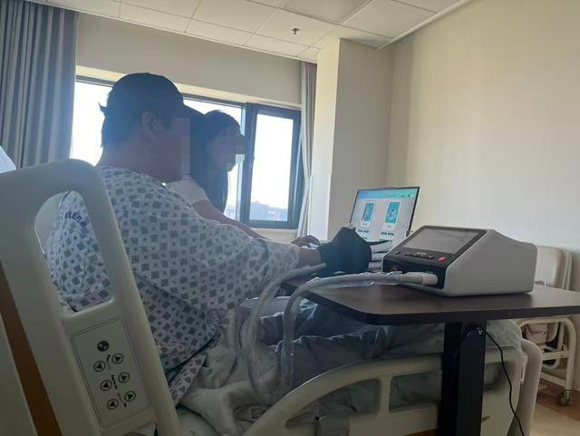 患者张康在接受脑机接口手术后康复训练。新京报贝壳财经记者 丁爽 摄