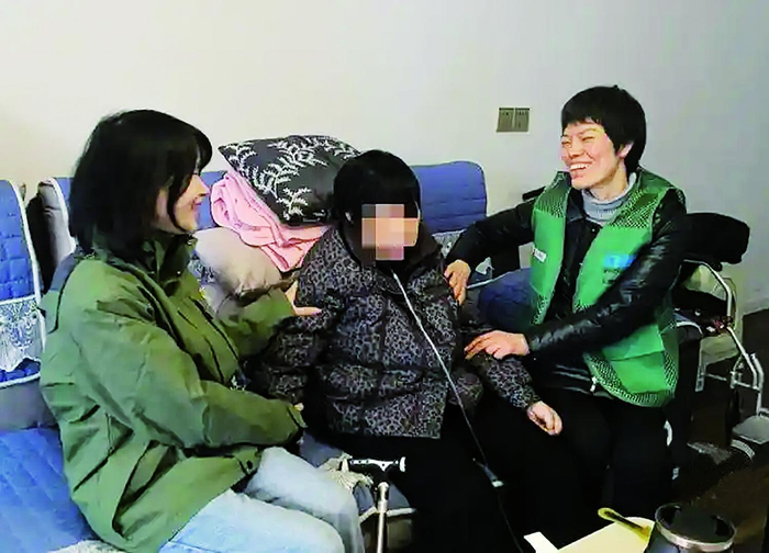     ▲孙钦清（左一）在照顾老人    受访者供图