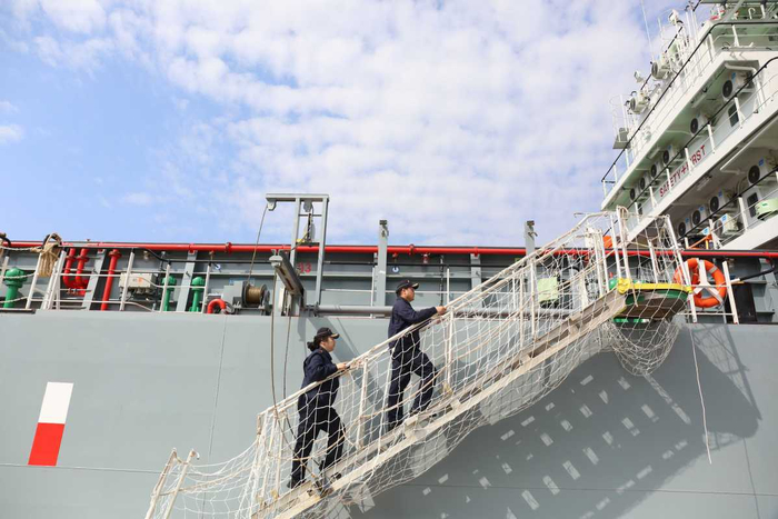 宁波海关所属象山海关关员对出口船舶进行查验。钱铸锴/摄