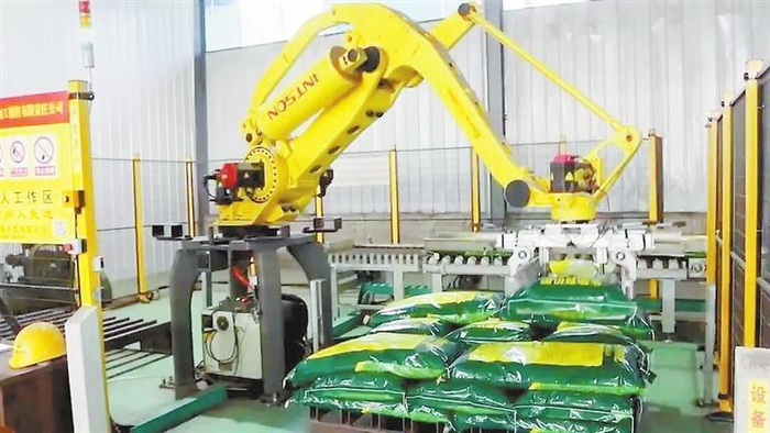     夏河县达哇央宗有机肥加工车间加快生产助力春耕。夏河县融媒体中心供图