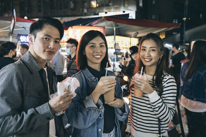 台湾夜市上的年轻人。图源视觉中国