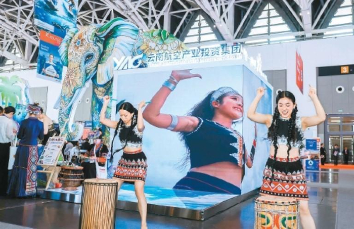 云南航空产业投资集团展台带来特色演出。（记者 雷伟东 摄）