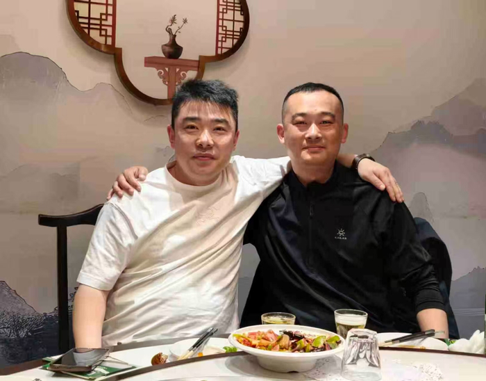 王洪亮和战友重逢
