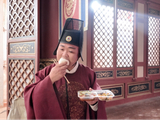记者在横店见到他时，他在角落吃凉透的盒饭