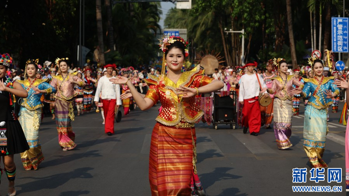 身着民族服饰的群众展示风采（4月14日摄）。新华网发（杨斌 摄）
