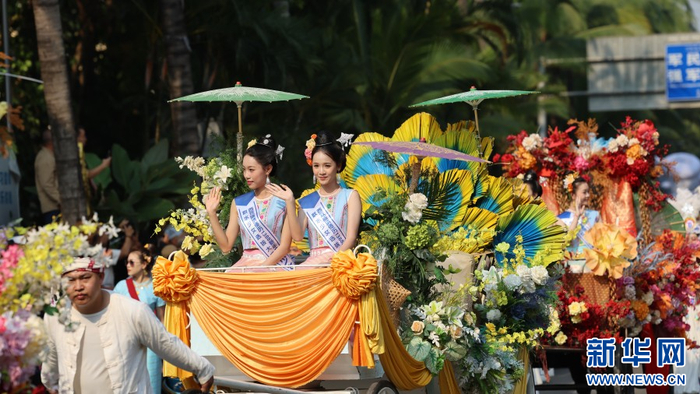 身着民族服饰的群众展示风采（4月14日摄）。新华网发（杨斌 摄）