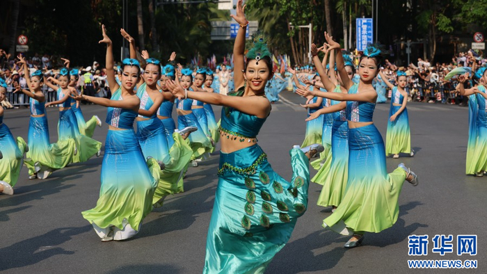 活动现场，群众表演舞蹈（4月14日摄）。新华网发（杨斌 摄）