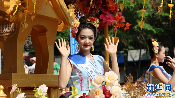 身着民族服饰的群众（4月14日摄）。新华网发（杨斌 摄）