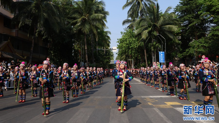 身着民族服饰的群众展示风采（4月14日摄）。新华网发（杨斌 摄）